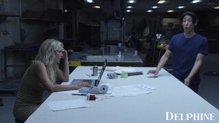 Munkatársak Katie Morgan és David Lee szexelnek a főnök asztalán