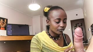 Nyakörves néger kéjnő nyáladzik a főnök rúdján