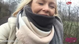 Forró fiatal csaj kerékpáron dörzsöli szaftos puncáját