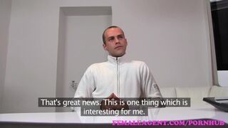 Bombázó milf ügynök teszteli a kíméletlen kant