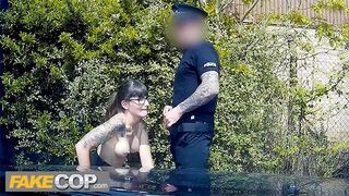 Rendőr megdugja a sötét hajú geek bigét és rálövi a szemüvegére - fake cop