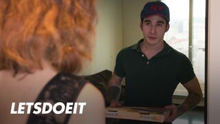 Megcsaló bulkesz Arian Joy először a barátját baszogatja, aztán a kézbesítő manus megdugja jól