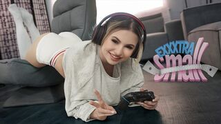 Pici tinédzser bige Aria Banks elkapja magas mostohabátyját Chris Epicet, aki a szobájában veri a lőcse