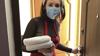A szobalány visszatér a régi szállodába termetes mellével