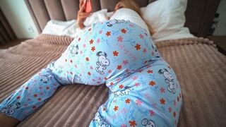 Nyitott ajtónál pornót nézve csábítja a nevelő apját a pici ribi lánya
