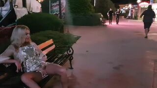 Őrült orosz szuka masturbál és pisil a nyilvános utcán