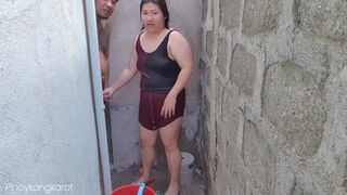 Filipina pipi kinti fürdés közben keményen megrakva