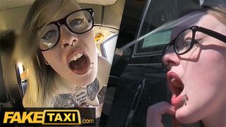 Tetkós Brit Alt-Modell Szemüvegben Keményen Megdöngetve a Fake Taxi Autójában
