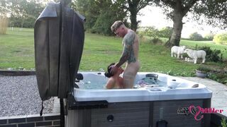Szívdöglesztő kinti baszás a forró jacuzziban egy kéjes hétvégén