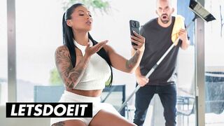Vonzó Latin Amerikai MILF Mariana Martix Keményen Megkúrelva az Asszisztens által a LetsDoeIt Csatornán