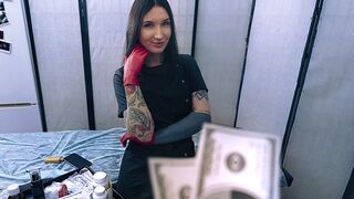 Csábító nővér latex kesztyűben segít betegének spermamintát adni