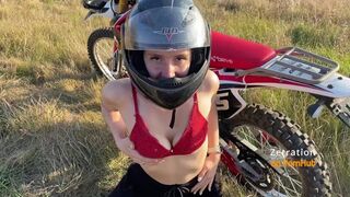 Izgató motoros maca orálozza a motorost az enduro mezőn