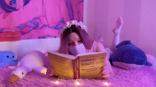 Apró fiatal spinét teleélvezik a tökéletes seggén