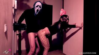 Maszkos őrült keményen megbassza a fekete bigét a tükör előtt - halloween szerepjáték fétis páros játék