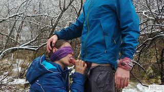 Nyilvános cidázás és ondó lenyelés a hegyvidéki folyó partján