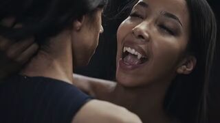 Ebony Vampire Mistress Lia Lin elcsábít egy latin amerikai gigászi didkós fiatal nőcit a Vampired kíméletlen domina játékában