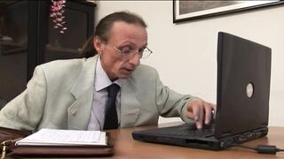 Szajha MILF titkárnő orálozza ki a mocskos főnökét