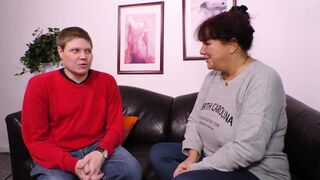 Vörös hajú milf gigantikus mellekkel orálozza a dárdát és hagyja hogy keményen megdugják