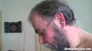 Fiatal vörös gádzsi cidázza és lovagol a nagypapa kukiján