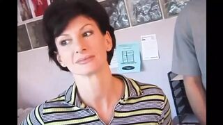 Sharon Mitchell feleségként cidázza és hátsó lyukba veszi Mark Wood farkát retro stílusban