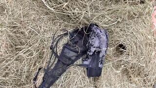 Gigászi fenekű öreg nő cumizza a paraszt farkát a disznóólban
