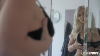 Gigászi Cickós Világos Szőke Milf Mélytorok Akcióban a Cherry Pimps Csatornán
